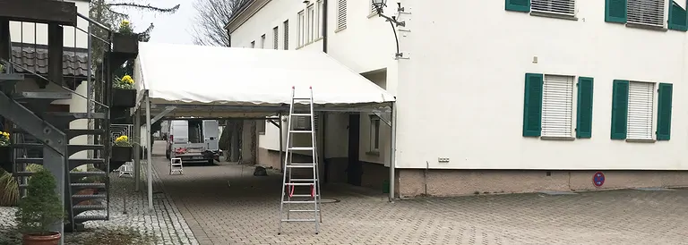 aufbau_zelt_fuer_mineralien