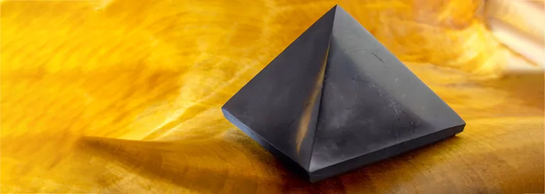 schungit_pyramide