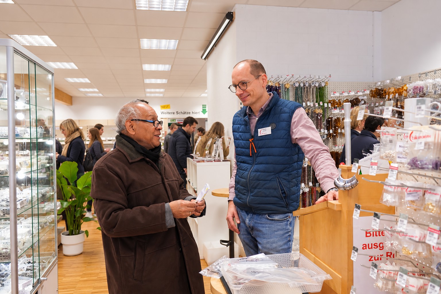 Persönliche Beratung in der Verkaufs-Ausstellung