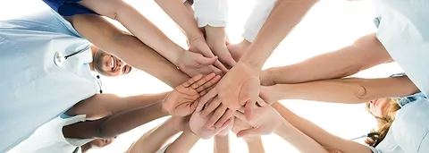 gemeinsam_im_team_arbeiten_mit_mineralien