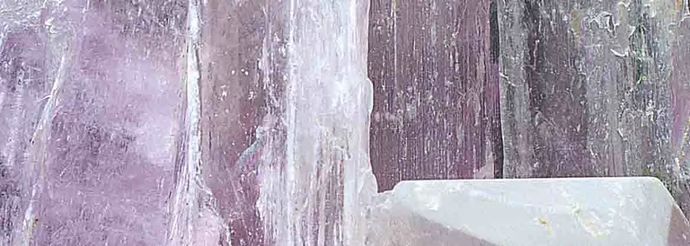 kunzit_rohstein_kristalle_grosshandel