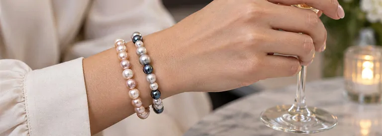 Armband mit schimmernden Perlen