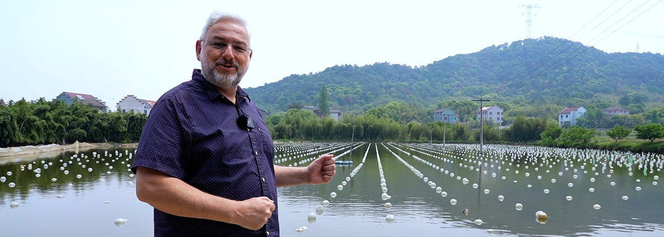 Marco Schreier an einer Wasserfl&auml;che auf einer Perlenfarm