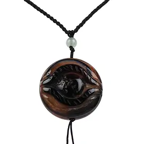 Amulette Œil de Chiva sculptée, avec encart dans une pochette | Marco Schreier