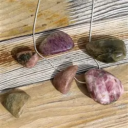 0415693062 Trommelstein Turmalin in Matrix gebohrt | GH Edelsteine, Heilsteine & Schmuck