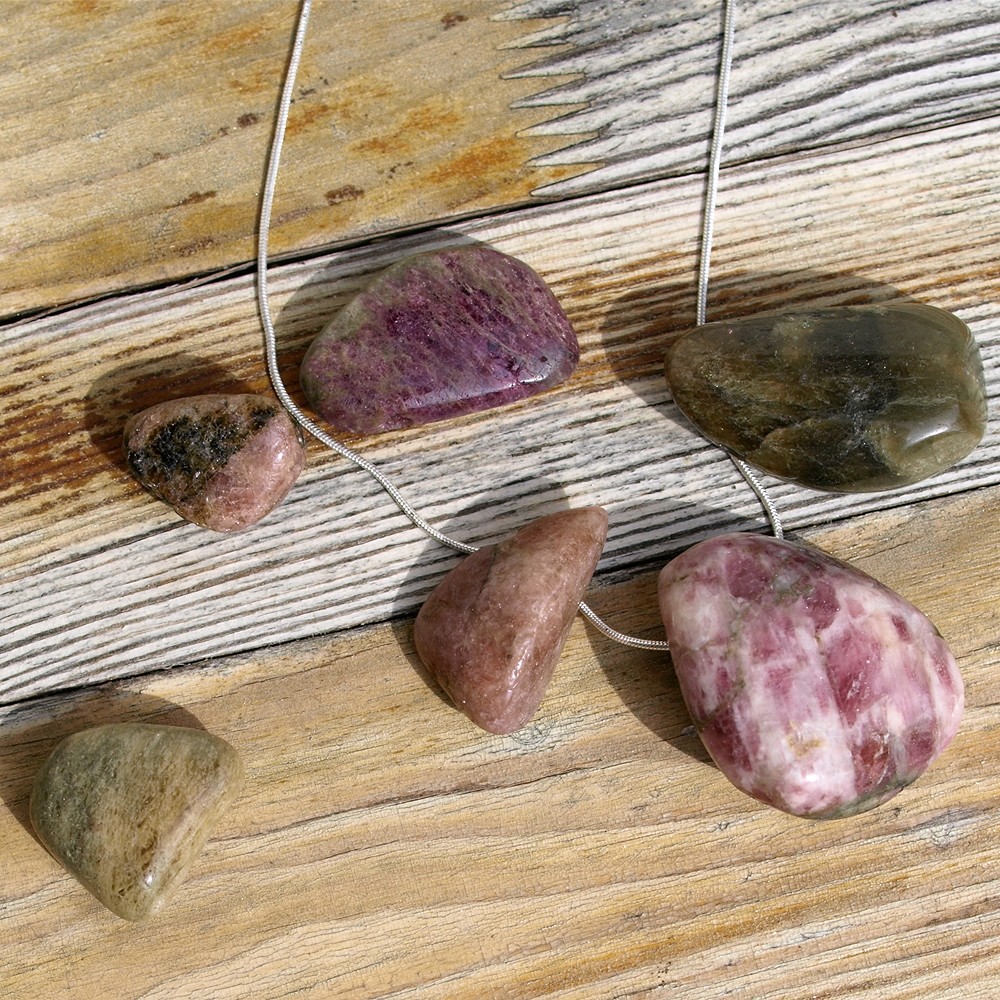 Pietra burattata tormalina perforata nella matrice | Marco Schreier