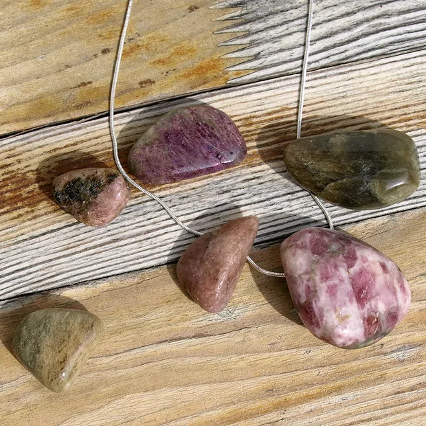 Trommelstein Turmalin in Matrix gebohrt | GH Edelsteine, Heilsteine & Schmuck