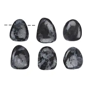Piedra rodada de Gabbro perforado (MerlinitaMística) | Marco Schreier