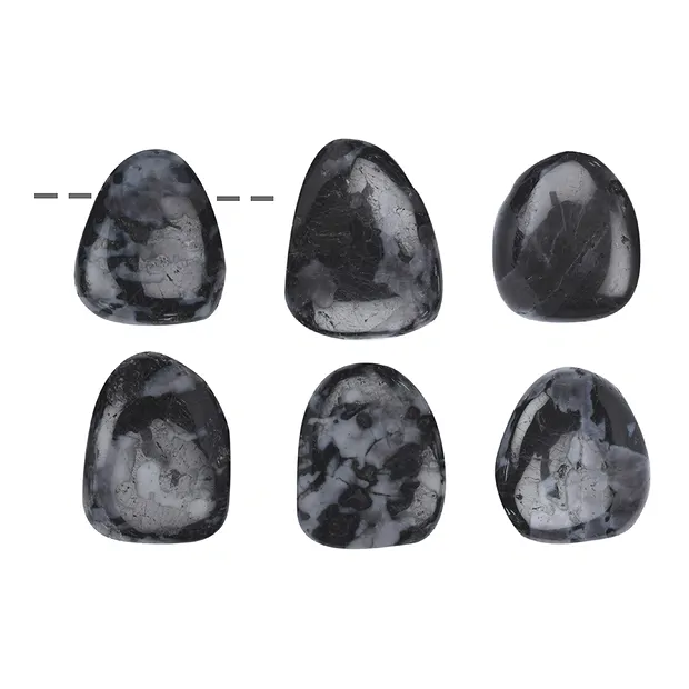 Piedra rodada de Gabbro perforado (MerlinitaMística) | Marco Schreier