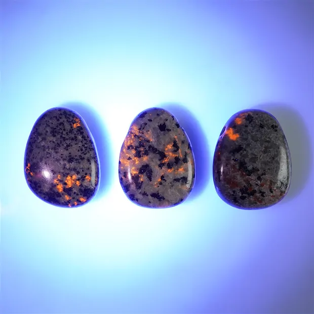Trommelstein Yooperlith gebohrt | Großhändler Edelsteine, Heilsteine & Schmuck
