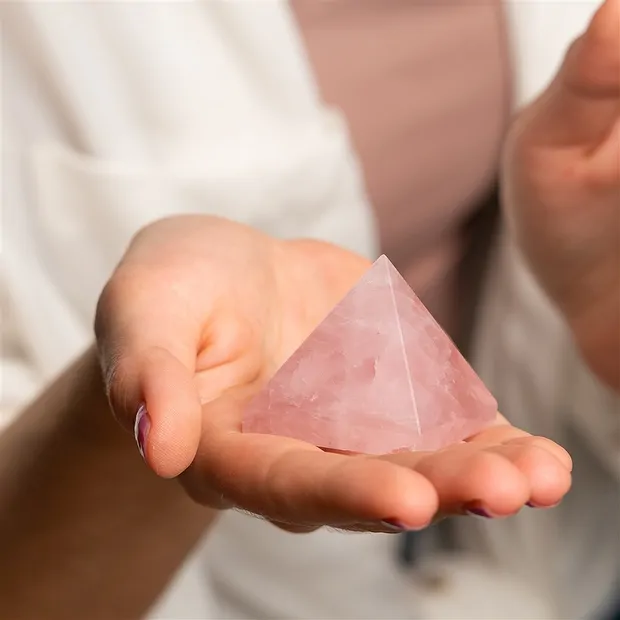 Pirámide de cuarzo rosa, 0,6 cm, caja de regalo | Marco Schreier