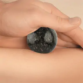 Massage-Kugel Schörl (stab.), 4,0cm, in Geschenkdose | Marco Schreier