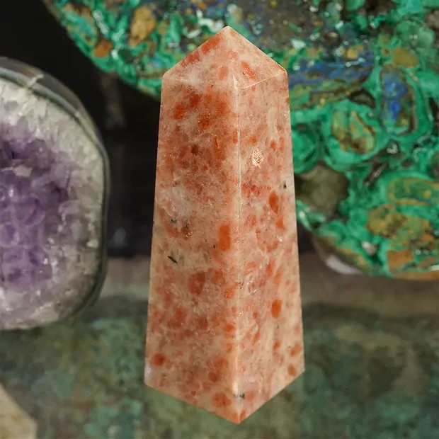 Pietra del sole (ematite-feldspato) obelisco, 12 cm | Marco Schreier