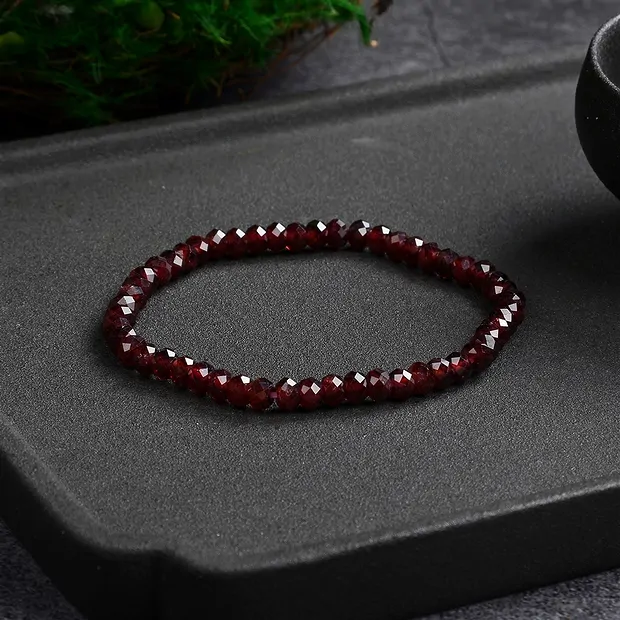 Pulsera, granate, 03 x 05mm botones, facetado | Marco Schreier