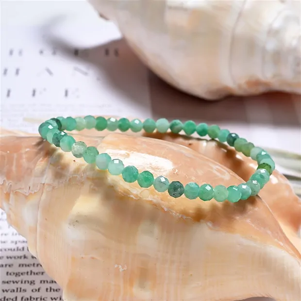 Bracelet, emerald, 04mm beads, faceted | Schreier gems, healing stones & jewelry
