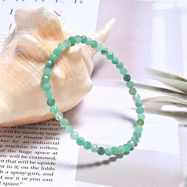 Bracelet, emerald, 04mm beads, faceted | Schreier gems, healing stones & jewelry