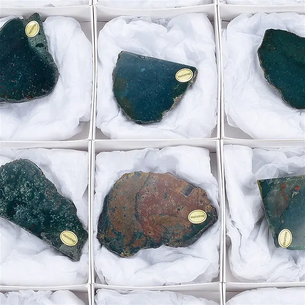 One side polished pieces Heliotrope (Bloodstone), 05 - 07cm (12 pcs./ PU) | Marco Schreier