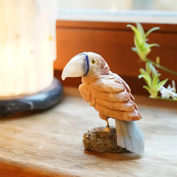 Gravur Vogel (Tucan), Calcit, 8,2cm | Schreier Edelsteine, Heilsteine & Schmuck