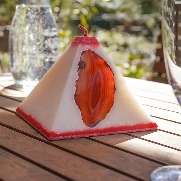 Kerze mit Achat, Pyramide, weiß, rot, 11,0cm | Edelsteine, Heilsteine & Schmuck