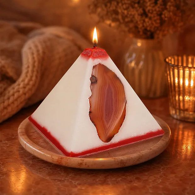 Bougie avec agate, en forme de pyramide, blanche et rouge, 11 cm | Marco Schreier