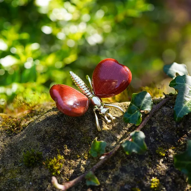 Papillon gravé, jaspe rouge, 5,5 x 4,3cm | Marco Schreier