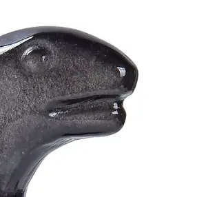 Gravure de dinosaure, Obsidienne (éclat argenté), 7,0 cm | Marco Schreier