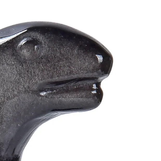 Dinosaure gravé, obsidienne (obsidienne argentée), 7,0cm | Marco Schreier