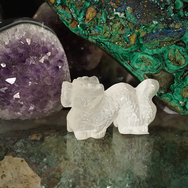 Grabado dragón, selenita, 9,0 x 5,0 cm | Marco Schreier