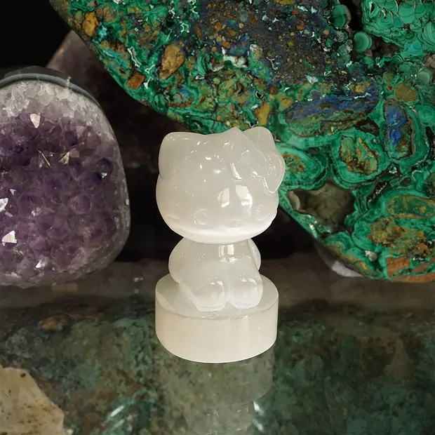 Gatto inciso con fiocco, selenite (bianca), 9,5 cm | Marco Schreier