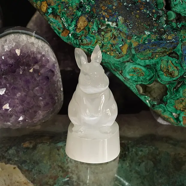Gravur Hase, Selenit, 9,0cm | Mineralien-Handel Edelsteine, Heilsteine & Schmuck