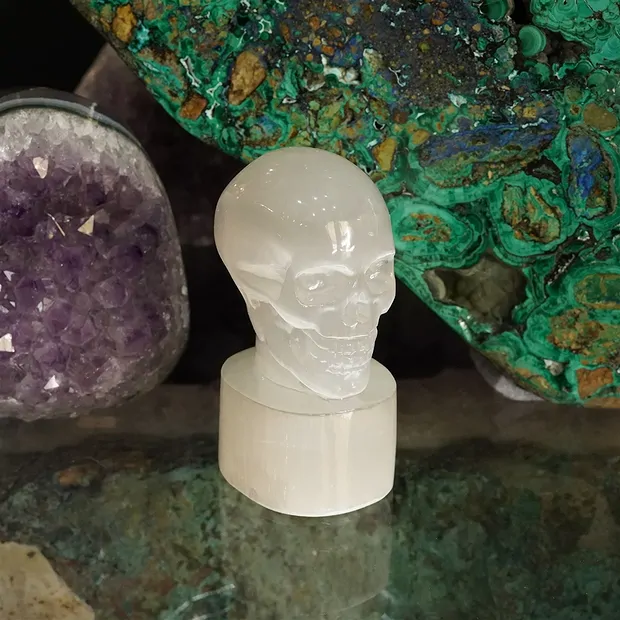 Gravur Selenit, Kristallschädel, 9,5cm | Edelsteine, Heilsteine & Schmuck-Handel