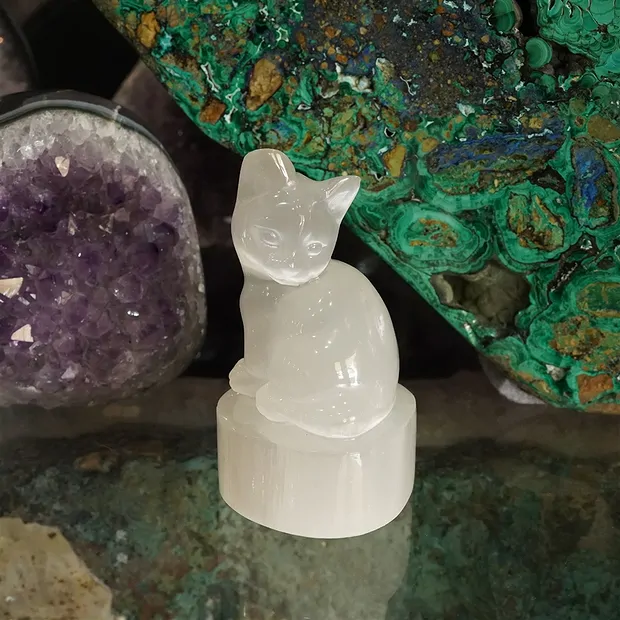 Engraving cat, selenite (white), 9.5cm | Schreier gems, healing stones & jewelry