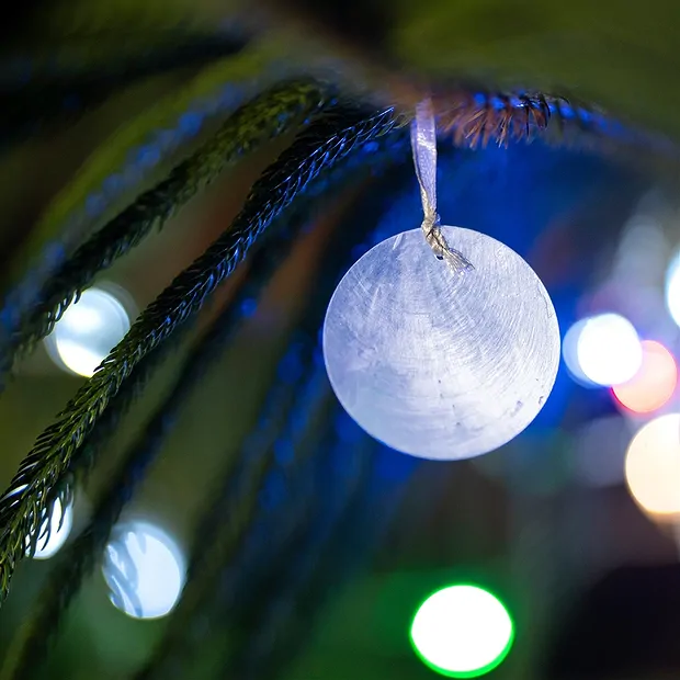 Colgante decorativo círculo de conchas de capiz blanco, 5cm (24 pzas./VE) | Marco Schreier