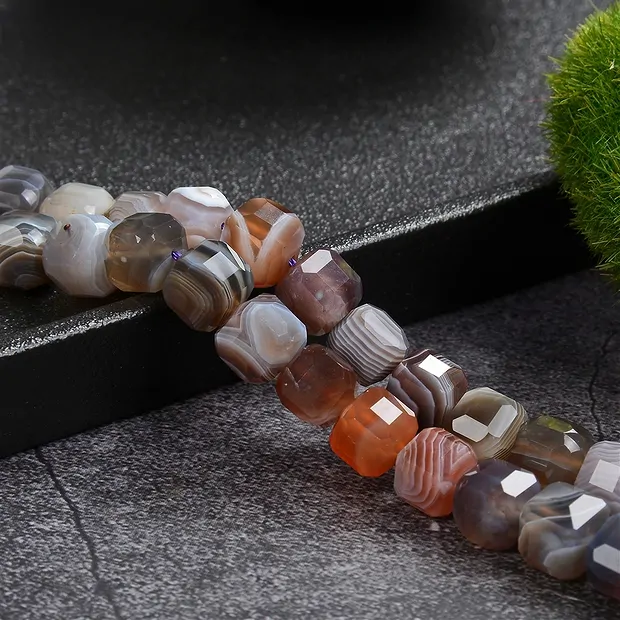 Strand cube, Agate (Botswana), 08 x 08 x 08mm, faceted | Marco Schreier