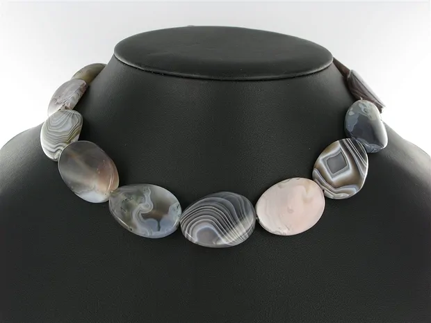 Rang de colliers Lentille, Agate (Botswana), légèrement torsadée, 30 x 22mm | Marco Schreier