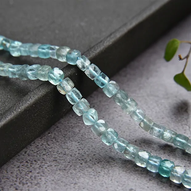 Rang de colliers, apatite claire (stab.), facetté, 04mm (39cm) | Marco Schreier
