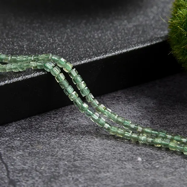 Strang Würfel, Apatit grün (stab.), 02mm, facettiert (39cm) | Marco Schreier