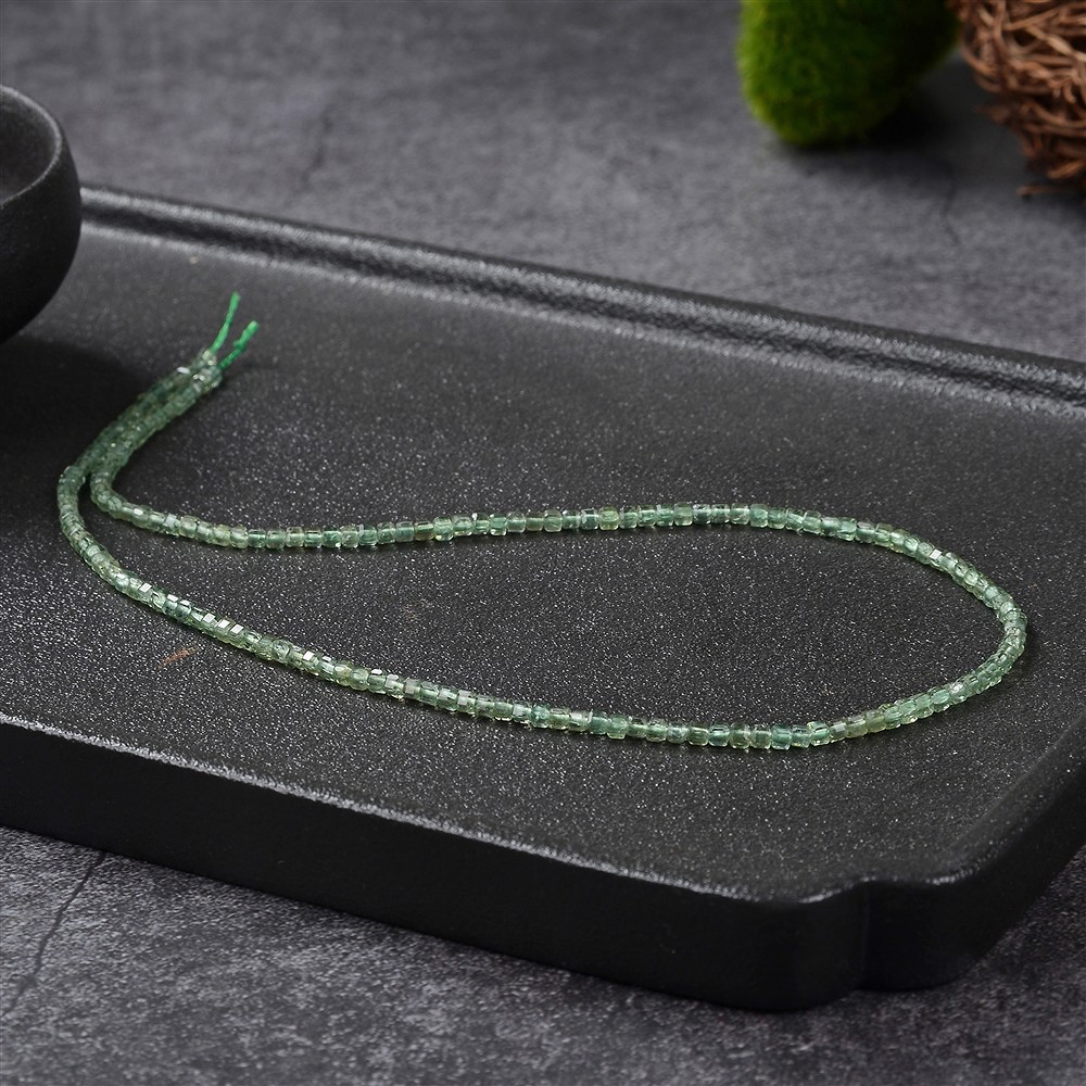 Strang Würfel, Apatit grün (stab.), facettiert, 02mm (39cm) | Marco Schreier