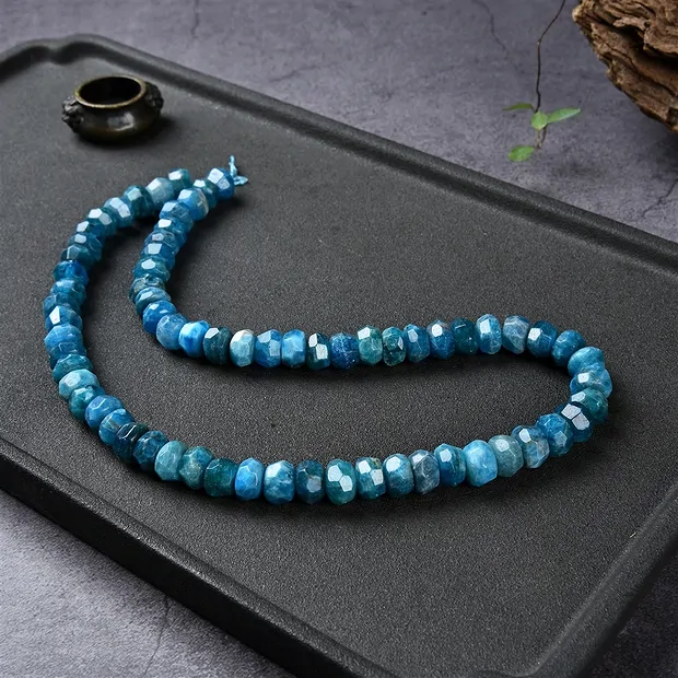 Rang de colliers, apatite (stab.), facetté, 05-06 x 09-10mm (39cm) | Marco Schreier