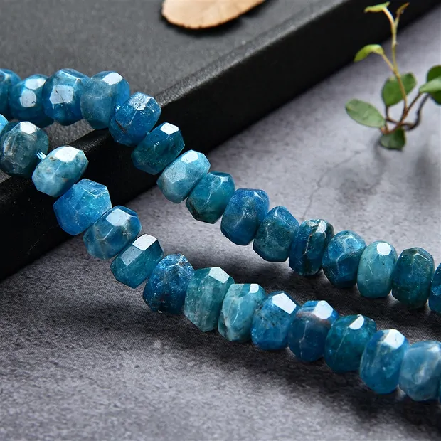 Bottone a filo, apatite (stab.), sfaccettato, 05-06 x 09-10mm (39cm) | Marco Schreier