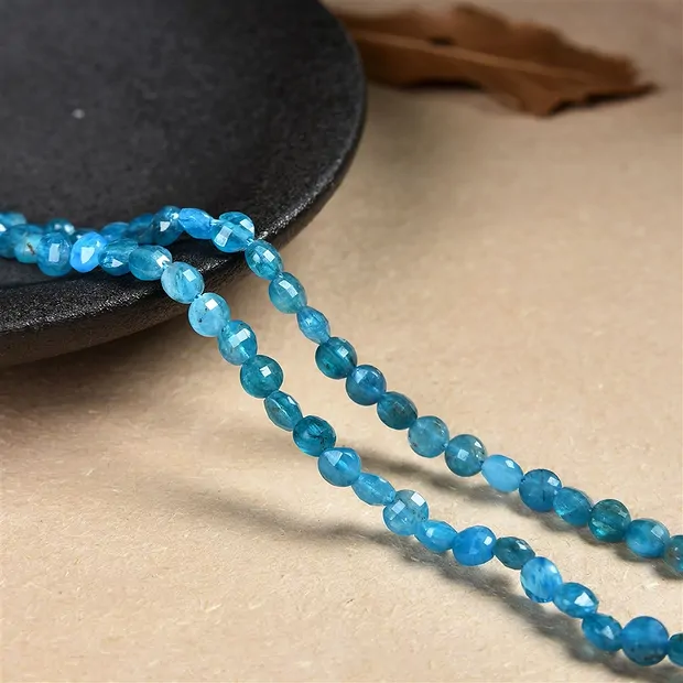 Rangs de colliers, apatite (stab.), facettes, 04mm (38cm) | Marco Schreier