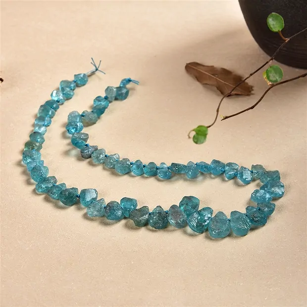 Drop strand (rough), apatite (stab.), 07-08 x 10-13mm, with gradient (44cm) | Marco Schreier