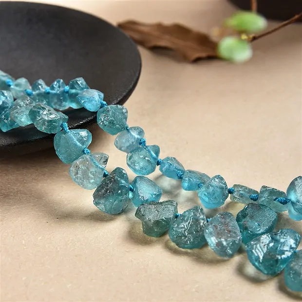 Drop strand (rough), apatite (stab.), 07-08 x 10-13mm, with gradient (44cm) | Marco Schreier