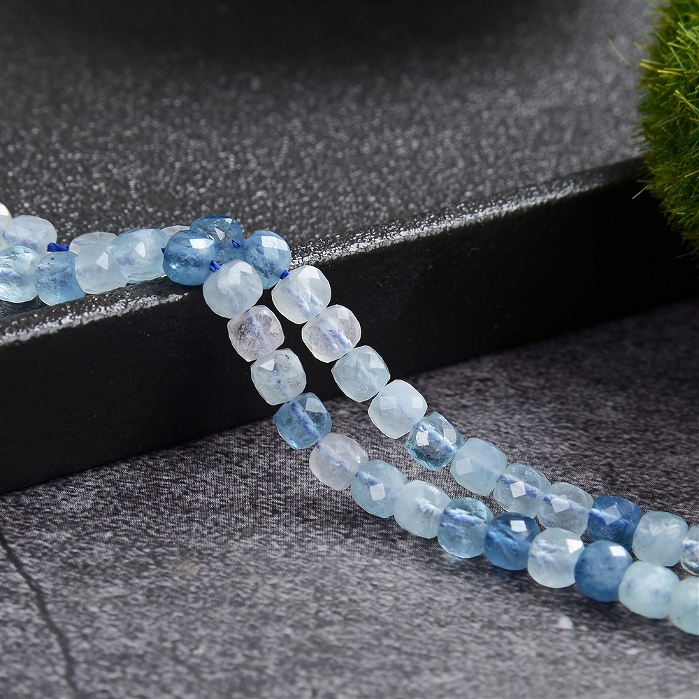 Strand cube, Aquamarine (light/dark), faceted, 04mm (39cm) | Marco Schreier