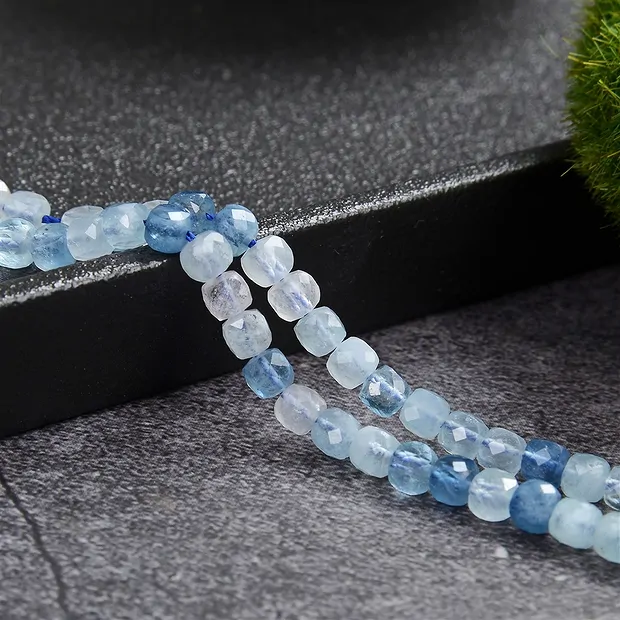 Strand cube, Aquamarine (light/dark), faceted, 04mm (39cm) | Marco Schreier