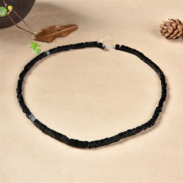 Strang Würfel, Onyx (gef.), 04mm | Großhändler Edelsteine, Heilsteine & Schmuck