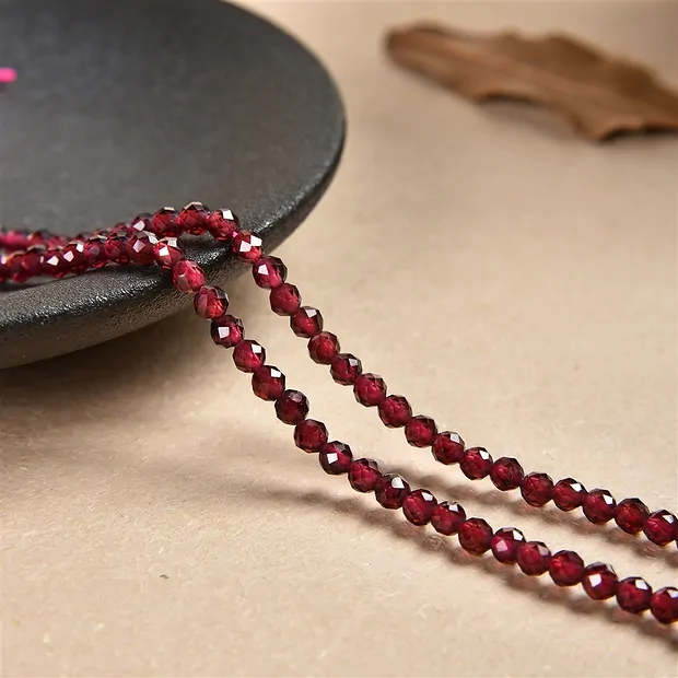 Tiras de lentejas, granate, facetado, 03 x 04mm | Marco Schreier