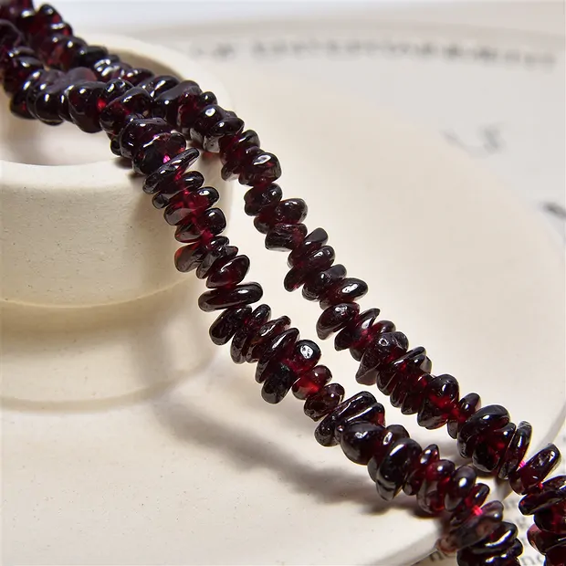 Strand splinter, garnet AAA, 03 - 05mm, 80cm | wholesaler gems & healing stones