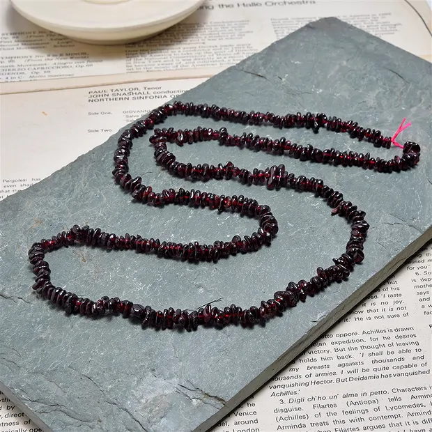 Strand splinter, garnet AAA, 03 - 05mm, 80cm | wholesaler gems & healing stones