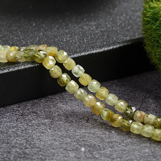 Strang Würfel, Granat grün (Grossular), facettiert, 04mm (39cm) | Marco Schreier